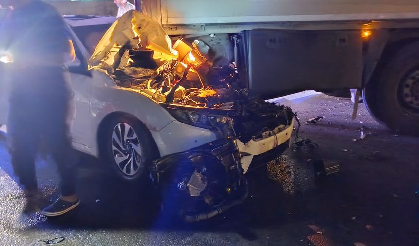 Hatay’da Tıra Çarpan Otomobildeki 3 Kişi Ağır Yaralandı