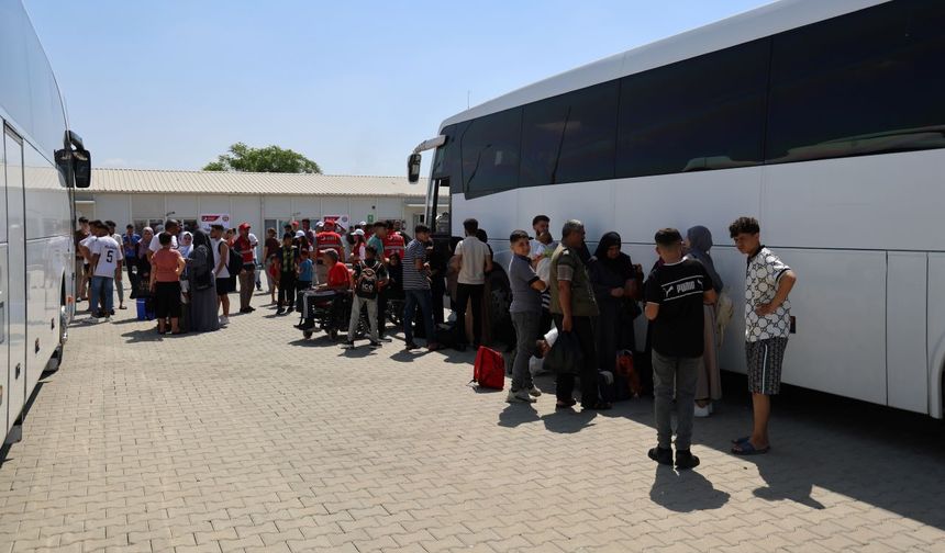 Suriye’ye Dönüş Yolu: Adana’dan 160 Suriyeli Daha Gitti