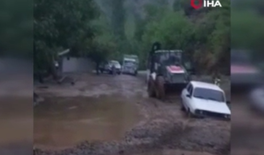 Feke’de Yağmur Taşkına Dönüştü: Yollar Ulaşıma Kapandı