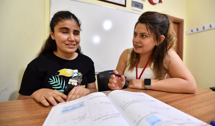 Mersinli Nazalin Görme Engelini Aşarak Hayalindeki Üniversiteye Girdi