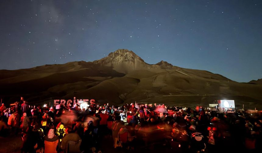 Perseid Meteor Yağmuru Binlerce Gökyüzü Tutkununu Buluşturdu