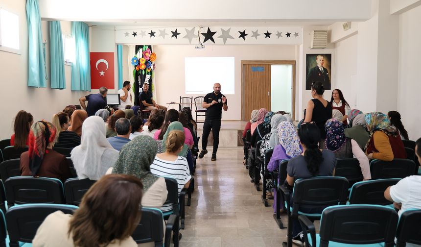Toroslar’da “En İyi Narkotik Polisi Anne” Projesi ile Madde Bağımlılığı Eğitimi