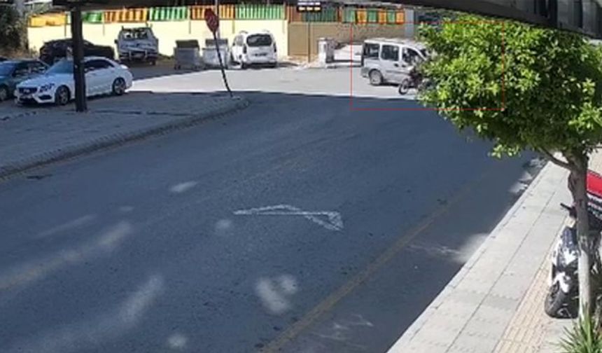 Erdemli’de hafif ticari araç motosiklete çarptı: 3 yaralı