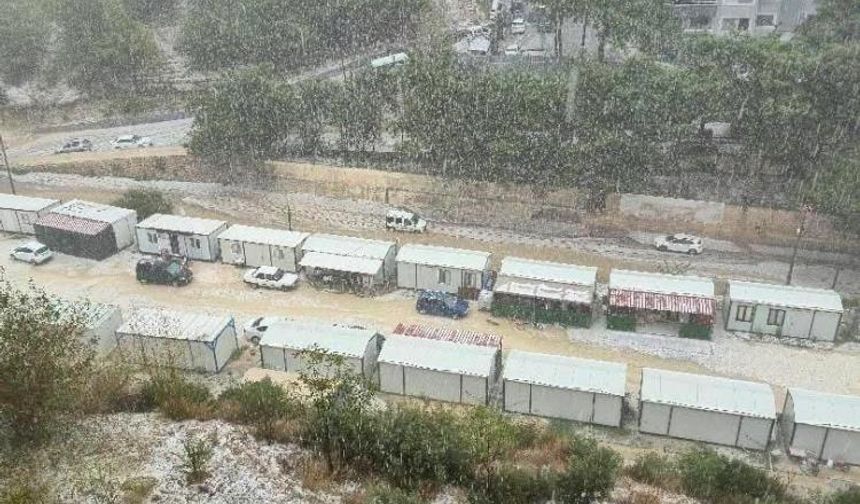 Hatay’da Dolu Yağışı Şehri Beyaza Bürüdü