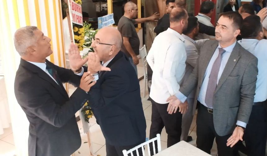 Kongrede Tansiyon Yükseldi: Kürsü Devrildi