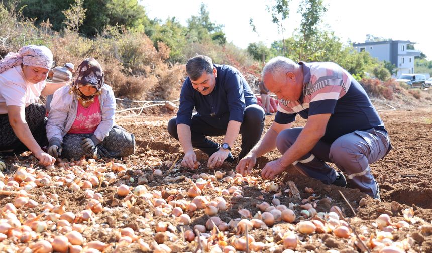 Başkan Yıldız’dan Kadın Çiftçilere Sürpriz Ziyaret