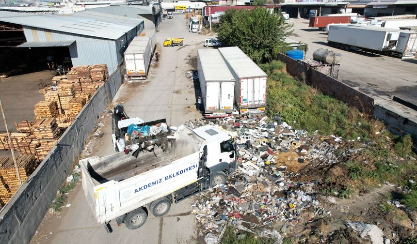 Akdeniz Belediyesi’nden temizlik seferberliği: 8 kamyon atık toplandı