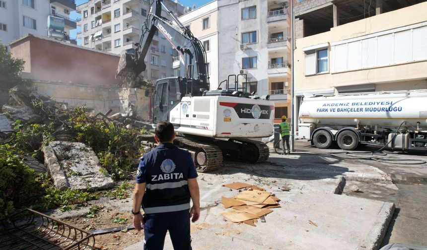 Akdeniz Belediyesi’nden Metruk Bina Operasyonu