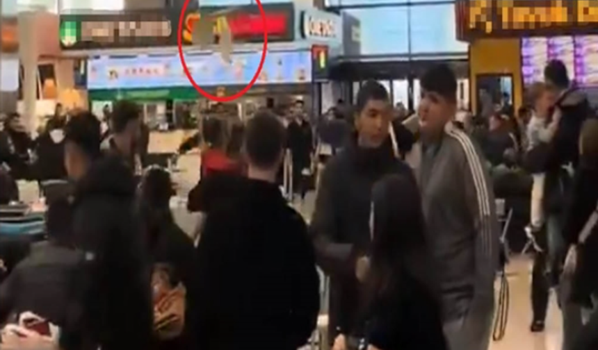 AVM’de 'Ne Bakıyorsun' Kavgası: Sandalyeler Havada Uçuştu!