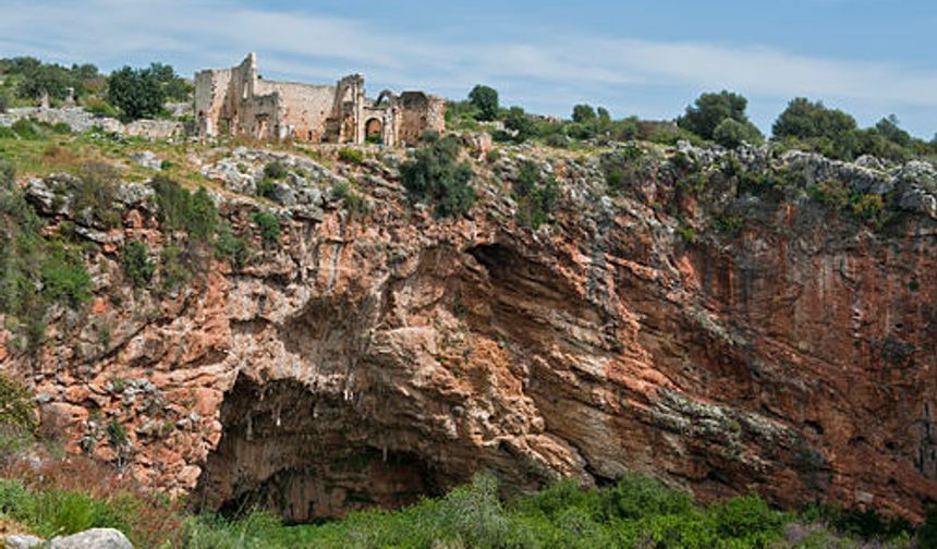 Kanlıdivane'nin Obruğu: Kurban Yeri Miydi, Yoksa Ana Tanrıça'nın Sır Kapısı Mı?