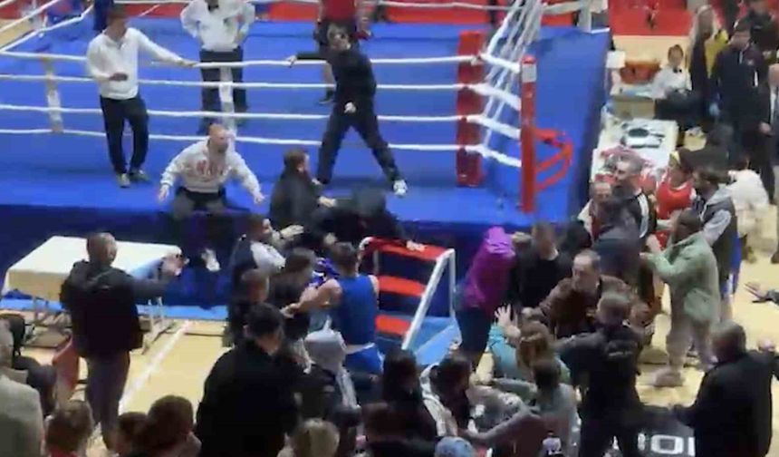 Boks Turnuvasında Kavga Ring Dışına Taştı, Yumruklar Havada Uçuştu