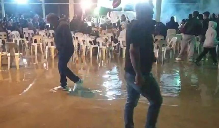 Paçalar Sıvandı, Eğlence Bitmedi: Düğün Yağmura Meydan Okudu