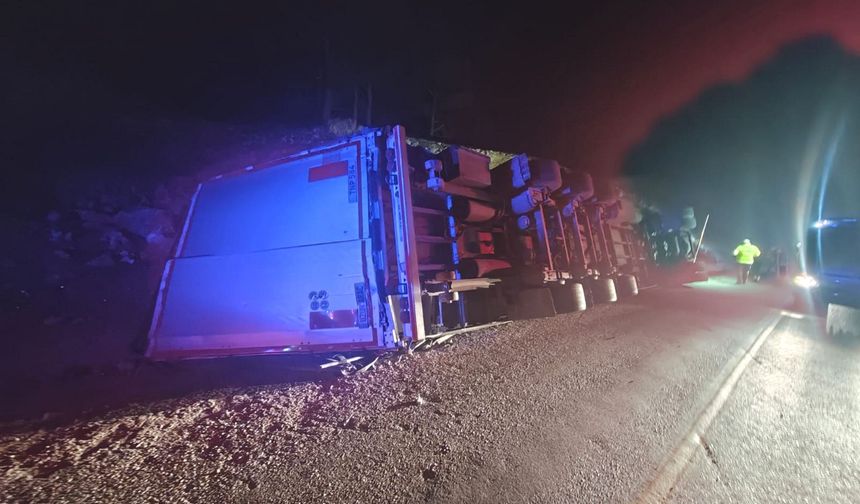 Mut’ta yabancı plakalı tır devrildi: Sürücü yaşamını yitirdi