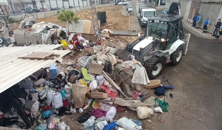 Akdenizdeki Çöp Evden 10 Kamyon Çöp Çıktı