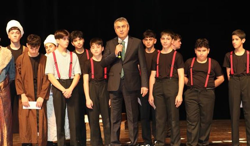 Mersin’de “Hayata Köprü Sanat Projesi” Kapsamında Altın Çağ Tiyatro Gösterisi