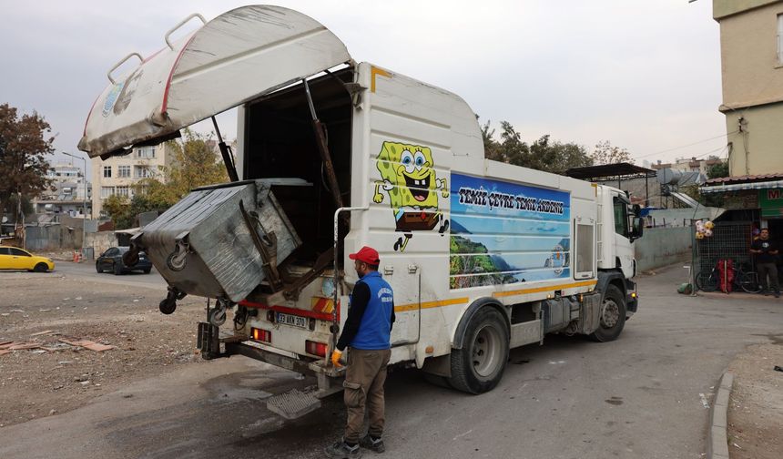 Akdeniz Belediyesi’nden Çöp Konteyneri Temizliği ve Dezenfekte Çalışması
