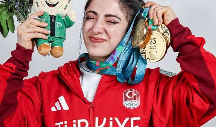 Tarsuslu Halterci Gamze Altun, Riyad'dan 3 Altın Madalyayla Döndü!