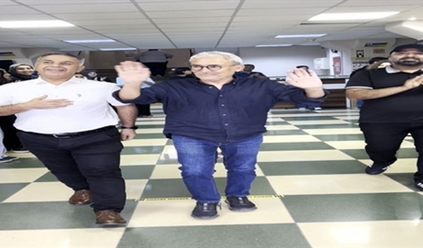 Öğrenciler 35 Yıllık Hocalarını Gözyaşları ve Alkışlarla Uğurladı