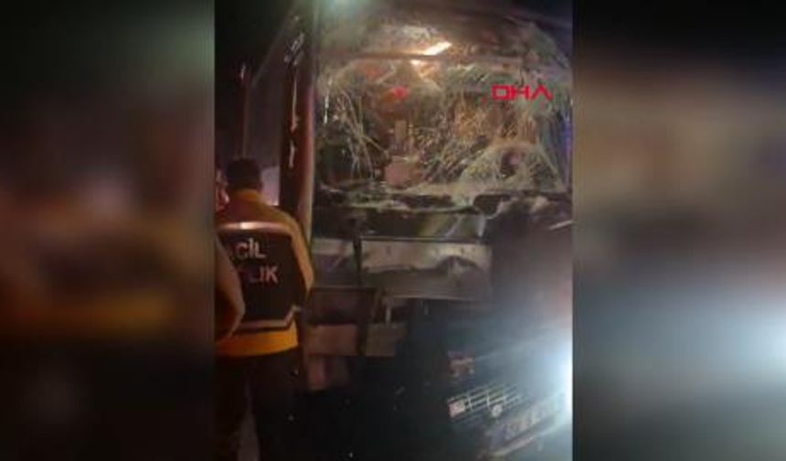 Midibüs Çekiciye Çarptı: 11 Yaralı