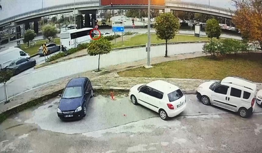 Ambulansa Yol Vermek İsteyen Sürücü Kırmızı Işıkta Geçti: 4 Yaralı