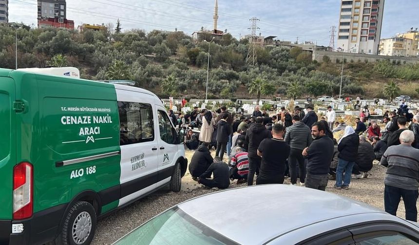 Mersin'de Komşusu Tarafından Öldürülen Anne ve Oğlu Toprağa Verildi