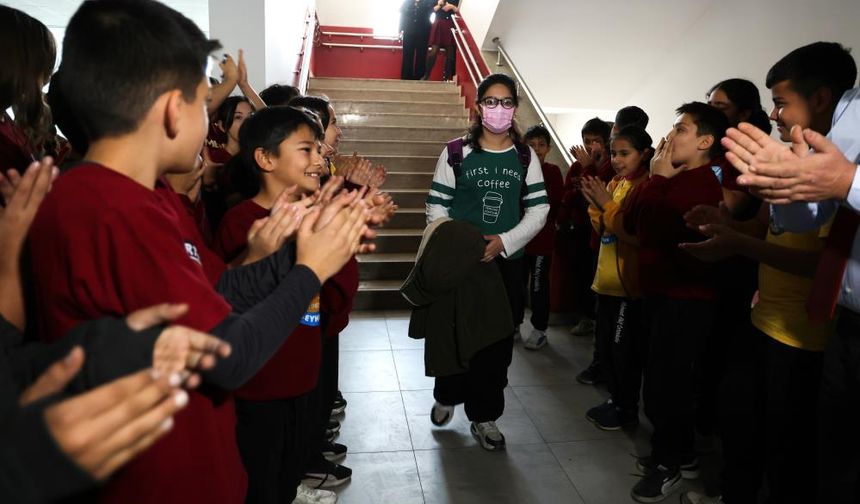 Lösemiyi Yenen İkranur, 3 Yıl Sonra Gözyaşları Ve Alkışlarla Okula Döndü