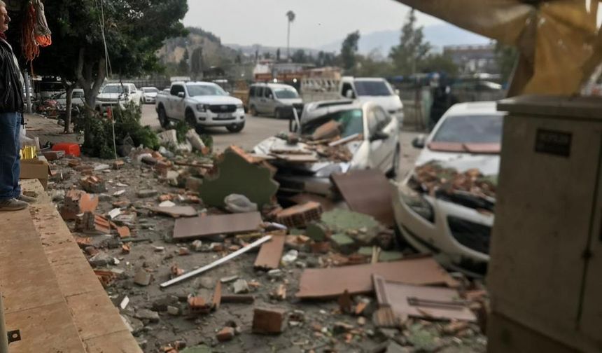 Fırtınada Yıkılan Duvar 3 Otomobile ve 1 Motosiklete Zarar Verdi