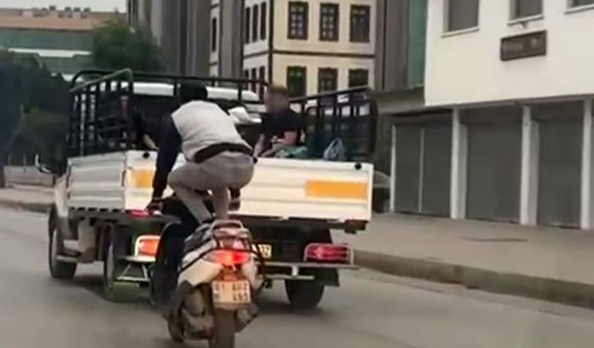 Motosikleti Önce Çömelerek, Sonra Yatarak Sürdü