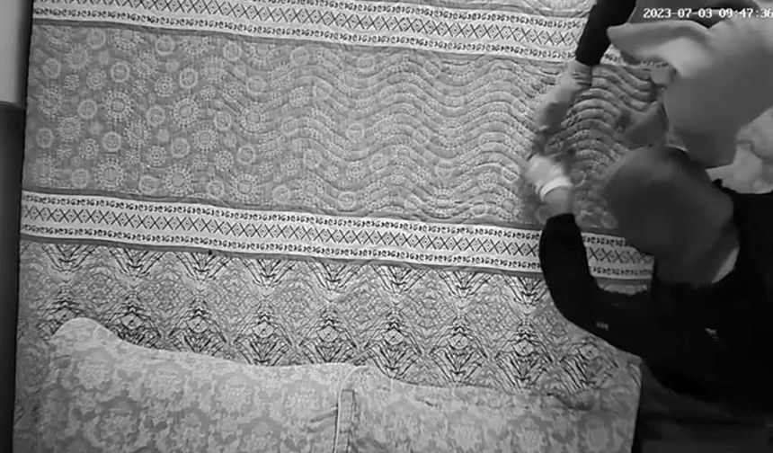 Hırsızlar Yatak Odasının Kamerasına Yakalandı