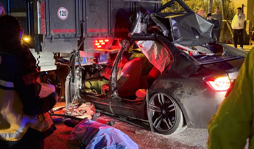 Gece Yarısı Korkunç Kaza: Lüks Araç Hurdaya Döndü