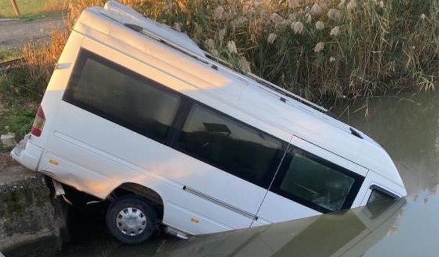 Antalya’da Minibüs Kazası: Araç Sulama Kanalına Girdi