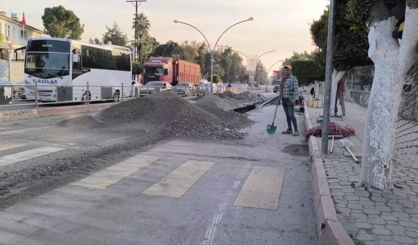 Kürekle Halay Çeken İşçiler İlgi Odağı Oldu