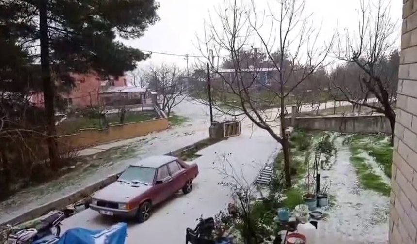 Dolu Yağışı Hatay'ın Kuzeyini Beyaza Bürüdü