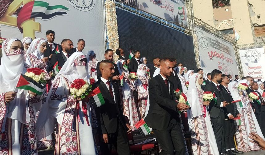 Gazze'de 54 çift savaşın gölgesinde dünya evine girdi