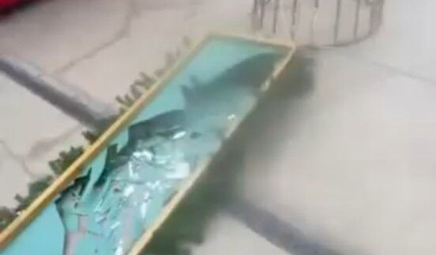 Mersin’de AVM’de Devrilen Ayna Panik Yarattı
