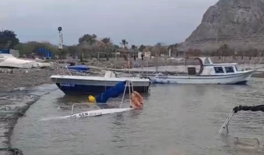 Silifke’de Şiddetli Fırtına Sonrası Tekneler Battı