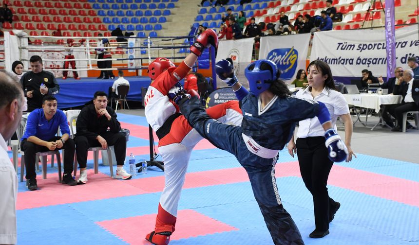 MEÜ Üniversite Takımı Ünilig Kick Boks Şampiyonasından Madalyalarla Döndü