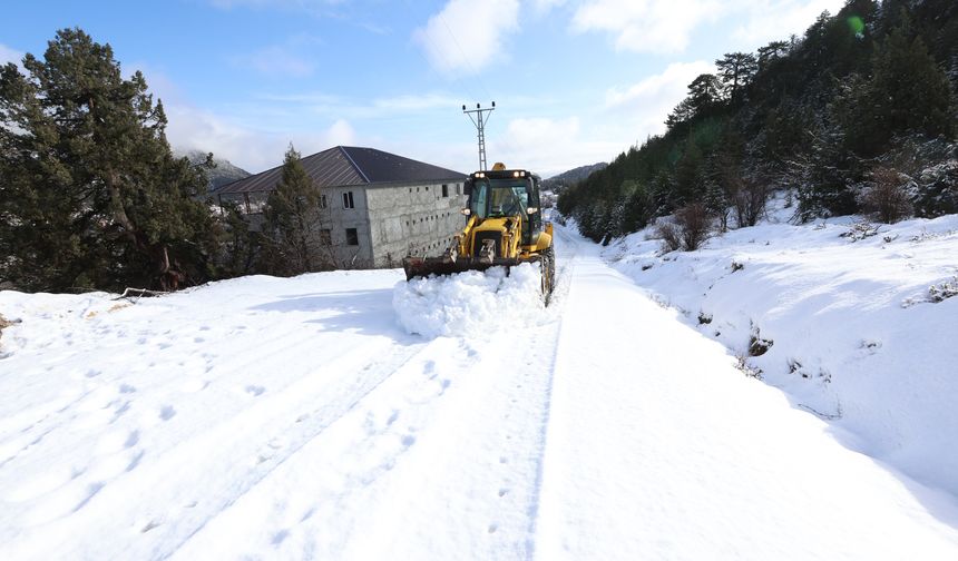 Mezitli’de Kırsal Mahallelerde Karla Mücadele Çalışmaları Sürüyor