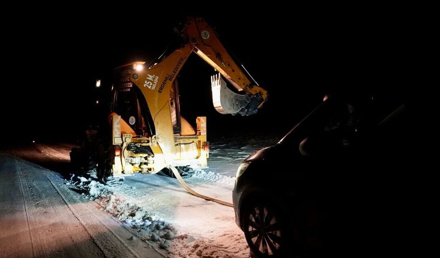 Erdemli Belediyesi Ekipleri Mahsur Kalan Vatandaşları Kurtardı