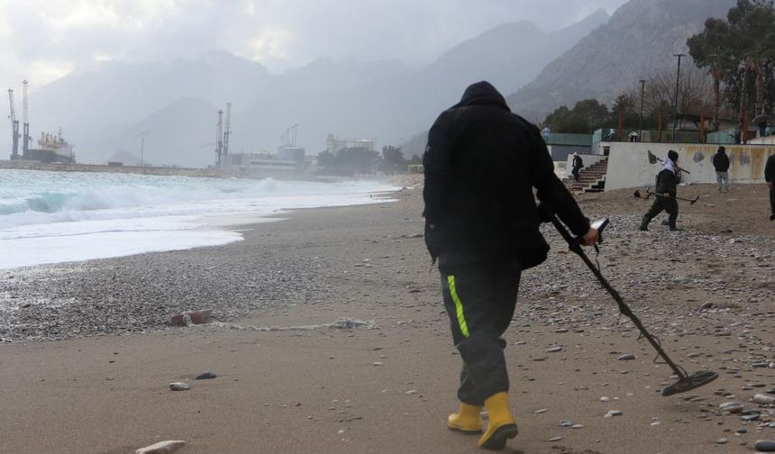 Dev Dalgaların Vurduğu Sahilde Dedektörle Arama Yaptılar
