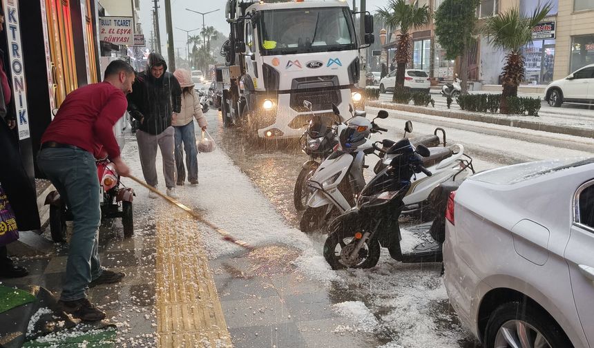 Silifke'de Dolu Felaketi: Sokaklar Beyaza Büründü, Tarım Alanları Zarar Gördü