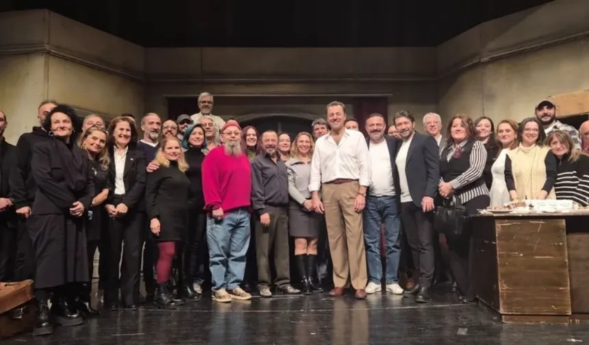 Bülent Emin Yarar Devlet Tiyatrolarına Uzun Alkışlar Eşliğinde Veda Etti