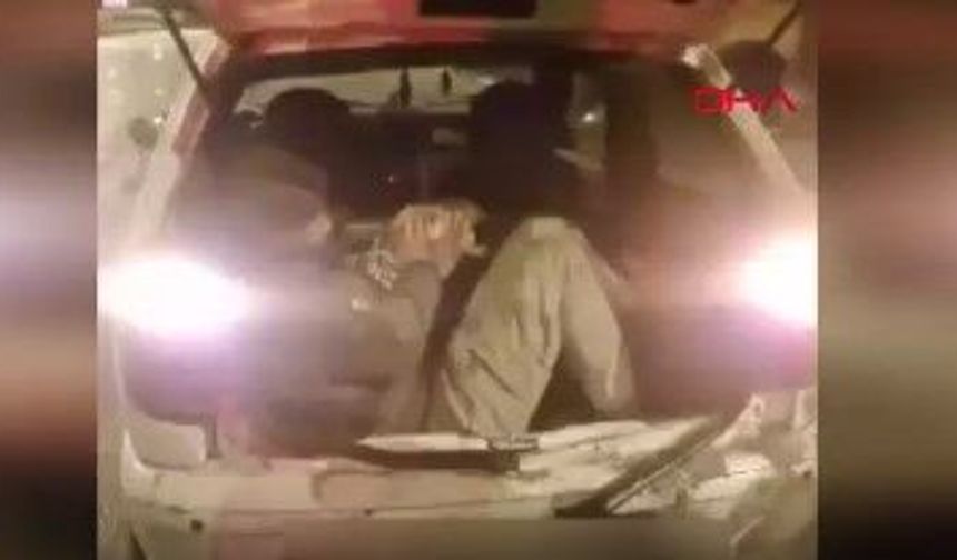 Otomobilin Arka Koltuk ve Bagaj Kısmında 5 Kaçak Göçmen Yakalandı