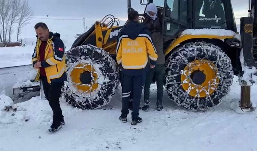 Kardan kapanan köy yolunda hasta, iş makinesiyle ambulansa ulaştırıldı