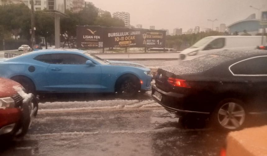Mersin'de "Dolu" Sürprizi: Kent Merkezi Dakikalar İçinde Beyaza Büründü