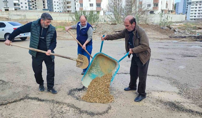 Adana'da  Bozuk Yolu Belediye  Yapmayınca Vatandaş Yaptı