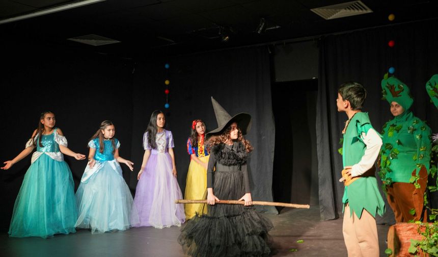 Tarsus Belediyesi çocukları sanatla buluşturmaya devam ediyor