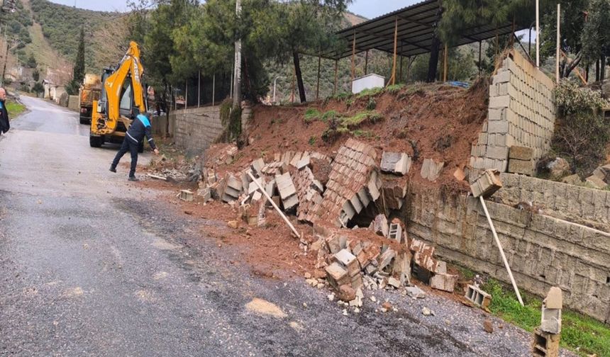 Yağmur Dolayısıyla Mezarlığın İstinat Duvarı Çöktü