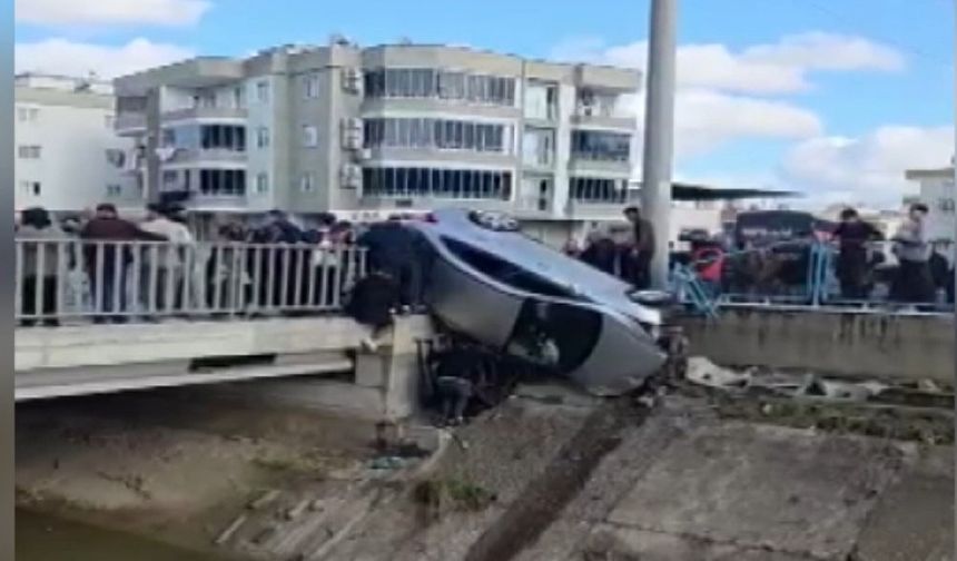 Tarsus’ta Kaza: Araç Su Kanalı Üzerindeki Köprüde Asılı Kaldı