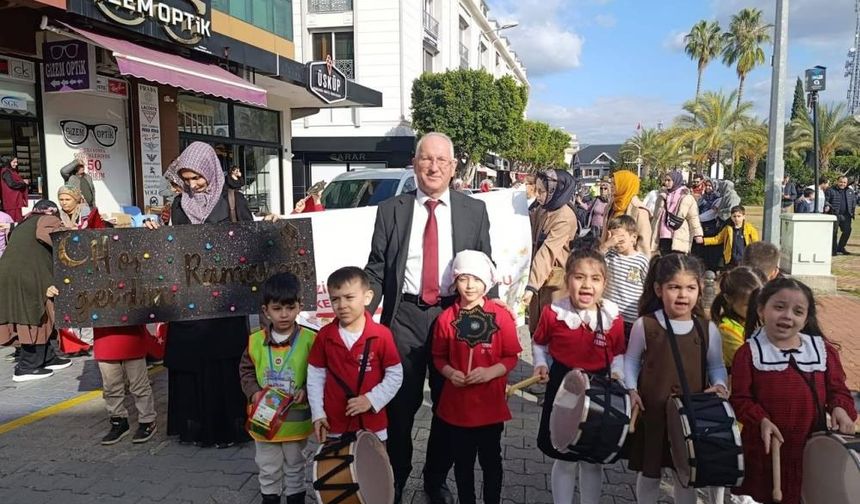 Miniklerden Ramazan davullarıyla renkli görüntüler oluşturdu